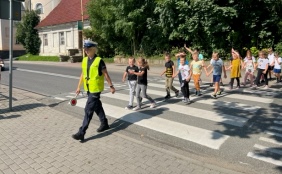 W trosce o bezpieczeństwo najmłodszych uczestników ruchu drogowego policjanci i przedstawiciele Generalnej Dyrekcji Dróg Krajowych i Autostrad przeprowadzili działania prewencyjne w powiecie kłodzkim