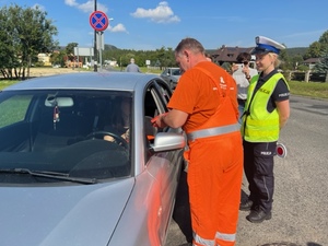 funkcjonariusze stoją przy samochodzie