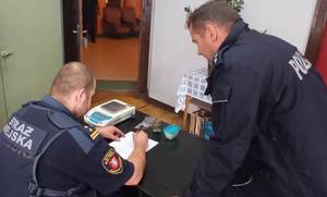 policjant i strażnik miejski sporządzają dokumentacje