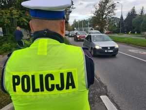 Policjant wykonuje czynności służbowe