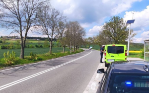 policjant kontroluje pojazd na drodze