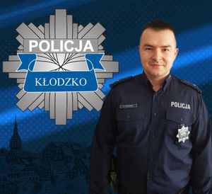 zdjęcie policjanta w mundurze i logo policji powiatu kłodkziego