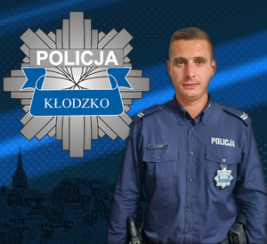 zdjęcie policjanta z logo policji powiatu kłodzkiego umieszczone w górnym lewym rogu