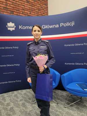 policjantka w sali konferencyjnej