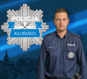 zdjęcie policjanta  i logo policji powiatu kłodzkiego w tle