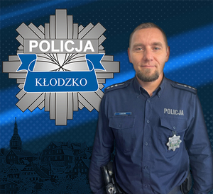 policjant i logo policji powiatu kłodzkiego na górnej części zdjęcia