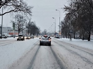 Uwaga na opady śniegu i pogarszające się warunki na drogach