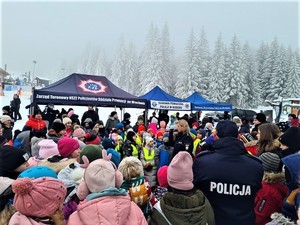 Festyn „Bezpieczne ferie” z udziałem dolnośląskich policjantów u stóp Czarnej Góry