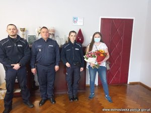 dwóch policjantów, policjantka i zaproszona  kobieta staja w gabinecie komendanta