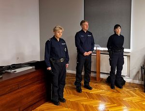 I zastępca Komendanta Powiatowego Policji w Kłodzku wraz z innymi policjantami