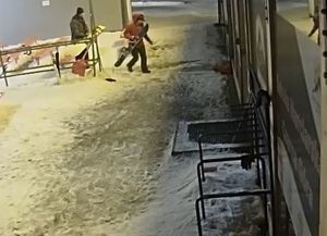 dwaj mężczyźni niosą deski snowboardowe