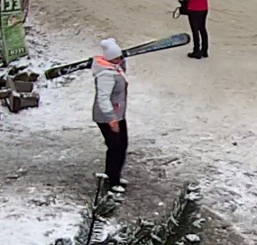 kobieta niesie narty