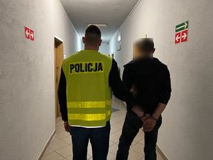 Nietrzeźwy i bez uprawnień jechał służbowym samochodem… na dyskotekę. Został zatrzymany przez patrol z Kłodzka