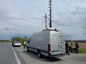 samochód typu bus z wysuniętą anteną