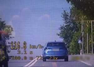zdjęcie z vierejestratora , samochód i informacja cyfrowa o prędkością z jaka się porusza 116 km/h