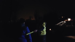 policjant stoi przy radiowozie