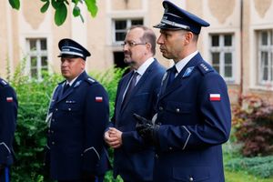 zdjecie  przy obelisku - delegacja policjantów i samorządowców