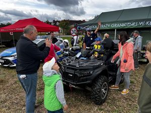 quad policyjny, wokół stoją ludzie