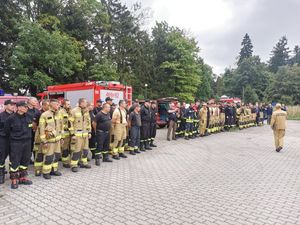 W szeregu stoją policjanci, strażacy goprowcy