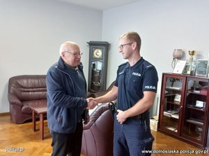 Mężczyzna dziękuje policjantom za pomoc. Podając rękę policjantowi