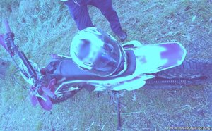 policjant stoi pryz motocyklu