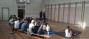 dwie policjantki rozmawiają w sali z uczniami
