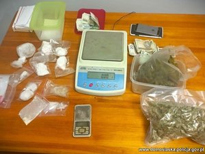 zabezpieczone przedmioty przez policjantów , waga telefony, woreczki z proszkiem i suszem