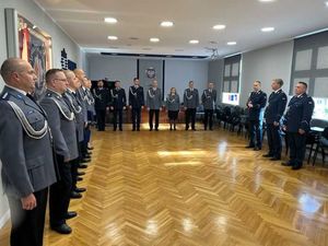 zdjecie policjantów w sali sztabowej-komendant gratuluje mianowanym