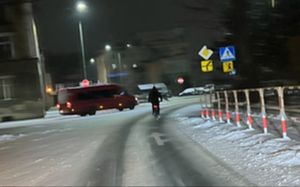 ośnieżona droga i pojazdy jadace po niej