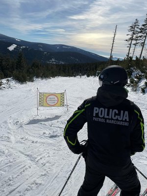 policjant na stoku na nartach