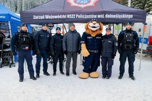 Policjanci stoją przed namiotem