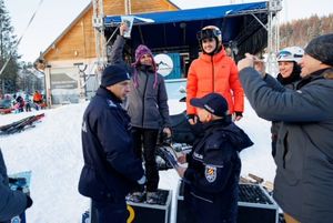 Policjanci wręczają nagrodę uczestniczkom zawodów