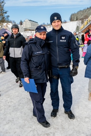 Policjant i policjantka stoją obok siebie