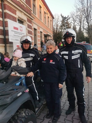 obok quada stoi dwóch policjantów i policjantka, dziecko siedzi na quadzie