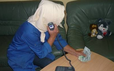 starsza kobieta rozmawia przez telefon, w ręce trzyma banknoty