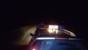 w nocy radiowóz policyjny zaparkowany na poboczu drogi