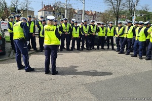 policjanci ruchu drogowego stoją na placu
