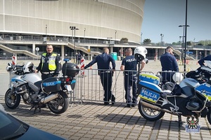 policjanci ruchu drogowego i motocykle na placu manewrowym