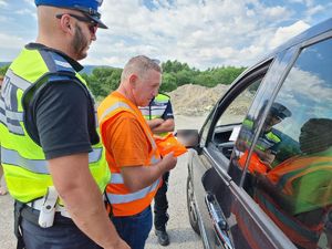 Policjanci i przedstawiciele Generalnej Dyrekcji Dróg Krajowych i Autostrad przed wakacjami przeprowadzili działania prewencyjne w powiecie kłodzkim