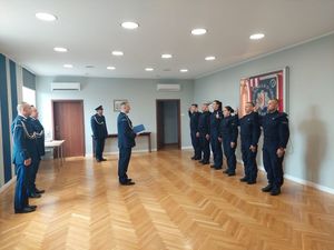 Policjanci w mundurach podczas ślubowania