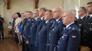 Zdjęcie z uroczystości święta Policji w Sali Domu Pielgrzyma w Wambierzycach, na zdjęciu policjanci i zaproszeni goście.