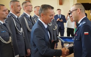 Zdjęcie z uroczystości święta Policji w Sali Domu Pielgrzyma w Wambierzycach, na zdjęciu Wręczenie medalu dla Rafałą Małysy gratulacje od  Komendanta