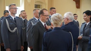 Zdjęcie z uroczystości święta Policji w Sali Domu Pielgrzyma w Wambierzycach, na zdjęciu Wręczenie medalu dla Pana Wojewody Dolnośląskiego przez przedstawicieli związków policjantów