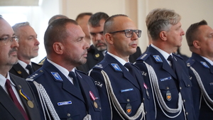 Zdjęcie z uroczystości święta Policji w Sali Domu Pielgrzyma w Wambierzycach, na zdjęciu policjanci i zaproszeni goscie