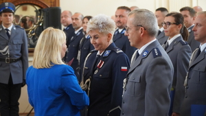 Zdjęcie z uroczystości święta Policji w Sali Domu Pielgrzyma w Wambierzycach, na zdjęciu policjanci i zaproszeni goscie -weczenie podziekowań