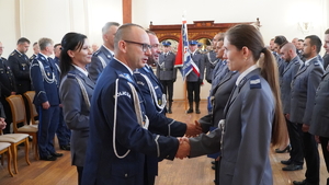 Zdjęcie z uroczystości święta Policji w Sali Domu Pielgrzyma w Wambierzycach, na zdjęciu policjanci i zaproszeni goscie-wreczenie podziękowań przez samorządy