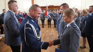 Zdjęcie z uroczystości święta Policji w Sali Domu Pielgrzyma w Wambierzycach, na zdjęciu policjanci i zaproszeni goscie-wreczenie podziękowań przez samorządy