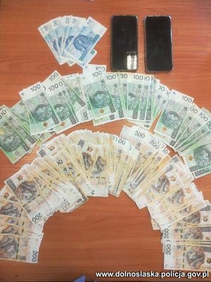 zabezpieczone banknoty i dwa telefony komórkowe