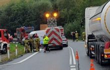 zdjęcie z miejsca zdarzenia drogowego -na miejscu pracują służby