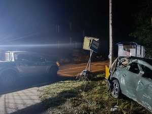 oświetlony teren przez specjalistyczny sprzęt, uszkodzone auto na poboczu